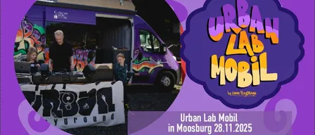 Ein lilafarbener Van mit Graffiti und dem Text Urban Lab Mobil in Moosburg am 28.11.2021. Ein Kind steht neben dem Van mit einem Schild, das 851 liest.