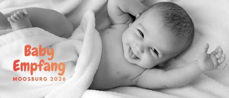 Ein schwarz-weißes Foto eines lächelnden Babys, das auf einer weißen Decke liegt, die Bildunterschrift lautet 'von fang RG 2026'.