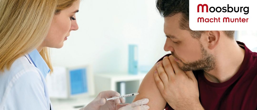 Plakat für eine Zeckenschutzimpfungsaktion in Moosburg. Es lädt die Einwohner zur Teilnahme an einer Impfveranstaltung in Zusammenarbeit mit dem örtlichen Gesundheitsamt ein. Die Veranstaltung ist für den 16. April 2026 von 10:30 bis 12:30 Uhr im Gemeindezentrum Schaller, Karolinger Saal geplant. Kontaktieren Sie den Moosburg-Service bis zum 15. April 2026. Die Impfung kostet 32,00 EUR, und die Teilnehmer sollten ihre eigene Zecke mitbringen. Kinder und Jugendliche sind nicht teilnahmeberechtigt.