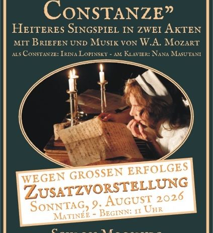 Plakat für eine musikalische Aufführung mit dem Titel 'Liebste, Beste Konstanze', auf dem eine Frau bei Kerzenschein einen Brief liest. Die Veranstaltung ist für den 9. August 2026 im Schloss Moosburg geplant.