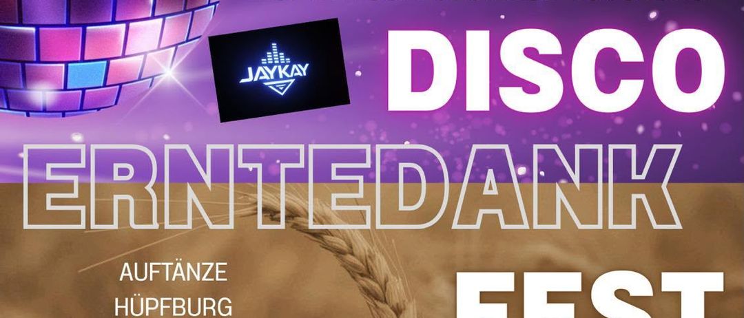 Ein lebhaftes Plakat für eine Disco-Veranstaltung am 28. August mit einer Discokugel und einem Jaykay-Logo. Die Veranstaltung findet in Schlosswiese Moosburg statt und beginnt um 19:61 Uhr.