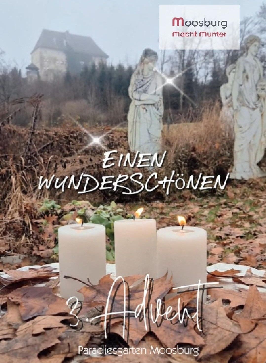 Drei brennende Kerzen stehen auf einem Tisch, umgeben von gefallenen Blättern, mit Statuen und einem Schloss im Hintergrund. Der Overlay-Text lautet 'Einen Wunderschönen Advent'.