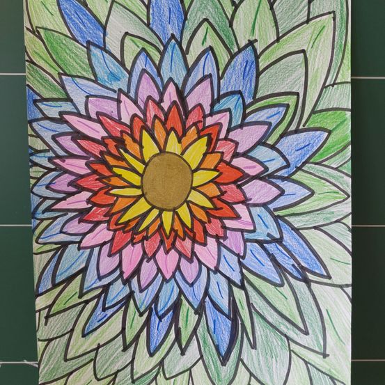 Eine leuchtende, mehrfarbige Blume mit breiten, sich überlappenden Blütenblättern umgibt einen zentralen gelben Kreis, gezeichnet auf weißem Hintergrund mit grünen Akzenten.