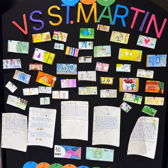 Ein Bulletin-Board zeigt bunt gezeichnete und handgeschriebene Notizen und Illustrationen mit Zahlen und Wörtern, die sich auf St. Martin beziehen, mit Papierstücken in verschiedenen Größen.