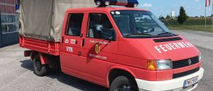 Bild enthält, Transportation, Vehicle, Chair, Furniture, Truck, Moving Van, Van, Person