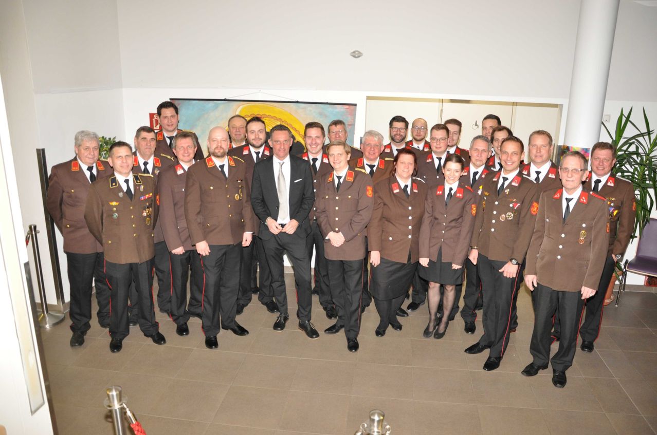 Bild enthält, People, Person, Adult, Male, Man, Officer, Coat, Military, Pants, Groupshot