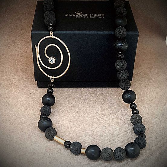 Bild enthält, Accessories, Bead, Bead Necklace, Jewelry, Ornament, Necklace