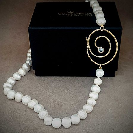 Bild enthält, Accessories, Jewelry, Necklace, Bead, Bead Necklace, Ornament