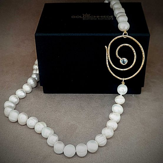 Bild enthält, Accessories, Jewelry, Necklace, Bead, Bead Necklace, Ornament