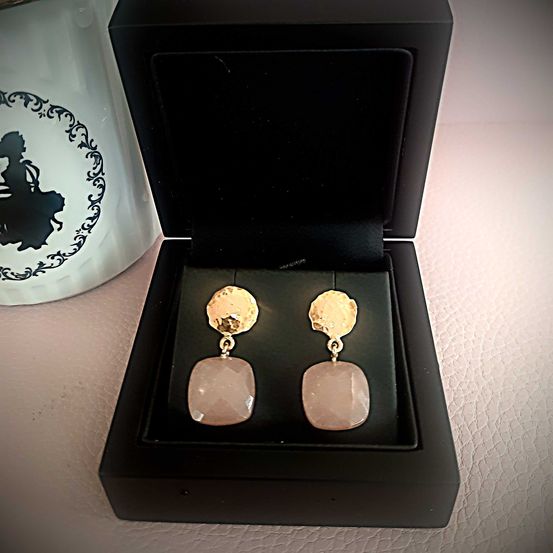 Bild enthält, Accessories, Earring, Jewelry, Mineral, Gemstone, Plate, Locket