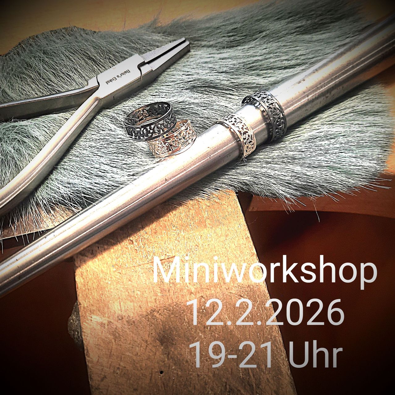 Nahaufnahme eines Metallbearbeitungswerkzeugs und Ringe auf einem Pelztuch. Der Textüberlagerung lautet 'Miniworkshop 12.2.2026 19-21 Uhr'.