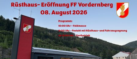 Ein Plakat zur Eröffnung der FF Vordernberg Feuerwehr am 8. August 2026, mit einem roten Gebäude, einem Logo, einem Berg im Hintergrund und einem Zeitplan der Veranstaltungen.