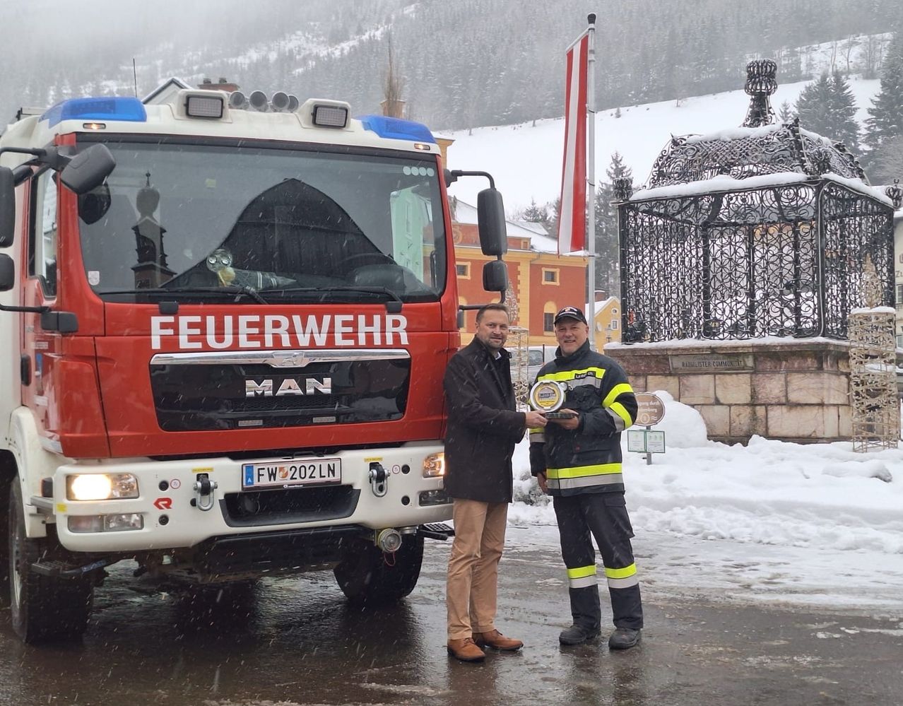 Bild enthält, Truck, Vehicle, Adult, Male, Man, Person, Clothing, Hat, Shoe, Wheel