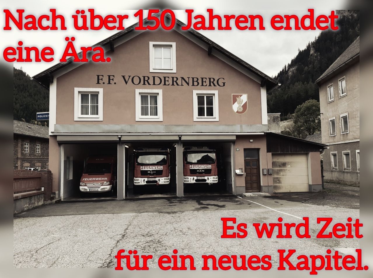 Ein Feuerwehrhaus namens F.F. Vordernberg mit drei Feuerwehrfahrzeugen drinnen geparkt. Der Text lautet 'Ungefähr 150 Jahre enden' und 'Es wird für ein neues'.