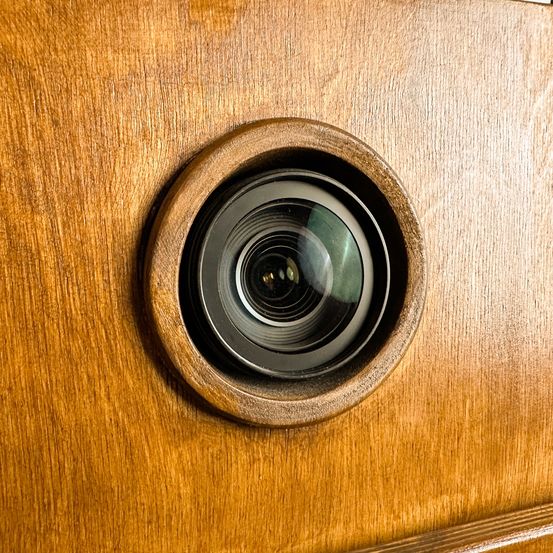Bild enthält, Wood, Hardwood, Electronics, Camera Lens, Indoors, Interior Design, Plywood