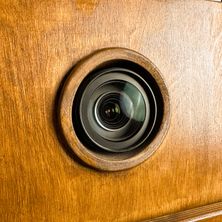Bild enthält, Wood, Hardwood, Electronics, Camera Lens, Indoors, Interior Design, Plywood
