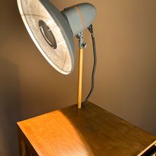 Bild enthält, Lamp, Plywood, Wood, Lighting, Lampshade, Table Lamp