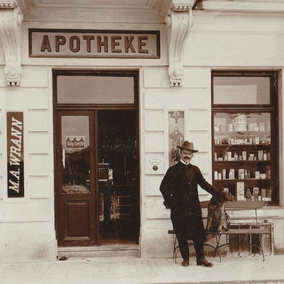 Bild enthält, Coat, Adult, Male, Man, Person, Hat, Door, Shop, Building, Dog