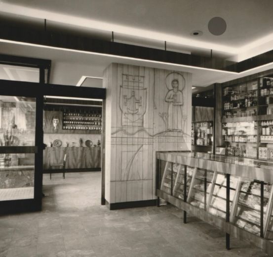 Bild enthält, Architecture, Building, Shop, Indoors, Person, Chair, Furniture, Baby, Face, Head