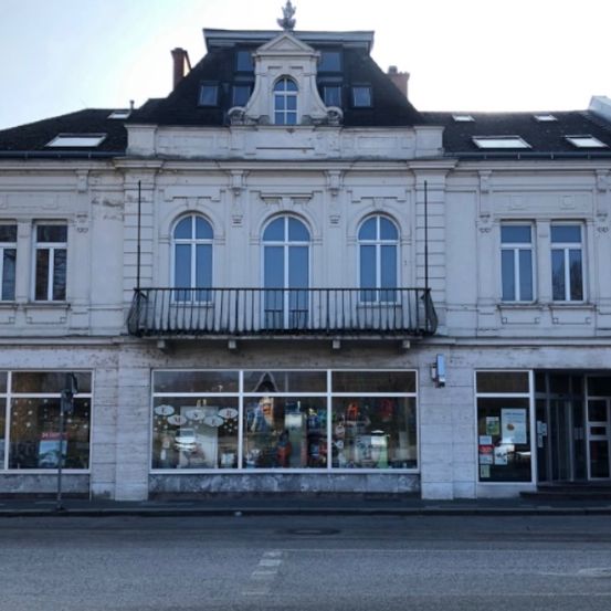 Bild enthält, Architecture, Building, Window, City, Housing, Car, Urban, Bay Window, House, Shop