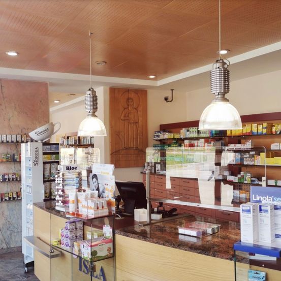 Bild enthält, Shop, Indoors, Architecture, Building, Market, Person, Grocery Store, Supermarket, Checkout Counter, Monitor