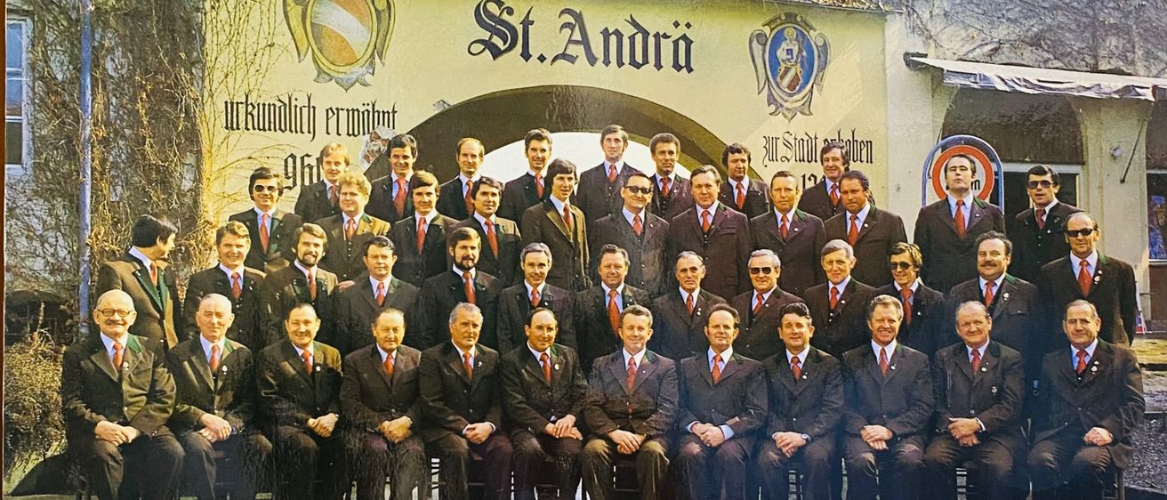 Bild enthält, People, Person, Adult, Male, Man, Clothing, Formal Wear, Suit, Advertisement, Groupshot