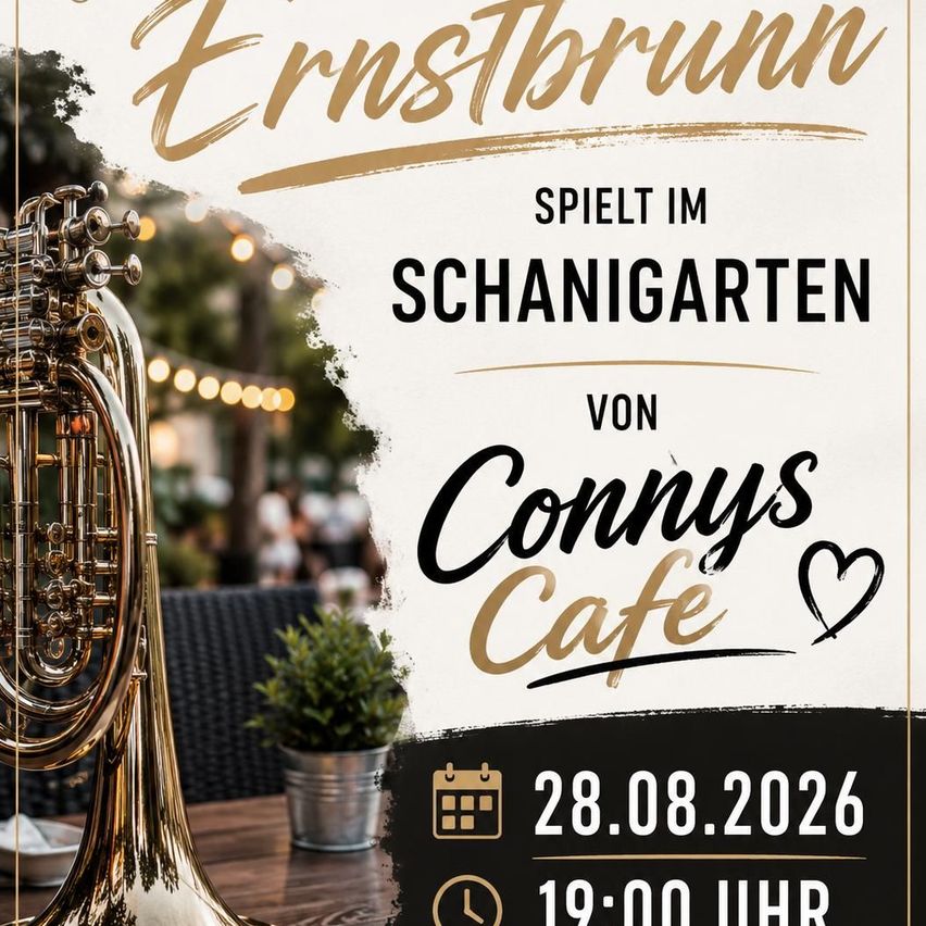 Eine Werbung für Ernstbrunn spielt im Schanigarten von Connys Cafe am 28.08.2026 um 19:00 Uhr. Eine goldene Trompete steht auf einem Holztisch mit einer Topfpflanze.