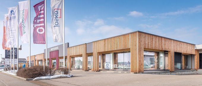 Bild enthält, Architecture, Building, Office Building, Car Dealership, Vehicle, Flag, Convention Center, Shop, Shopping Mall, City