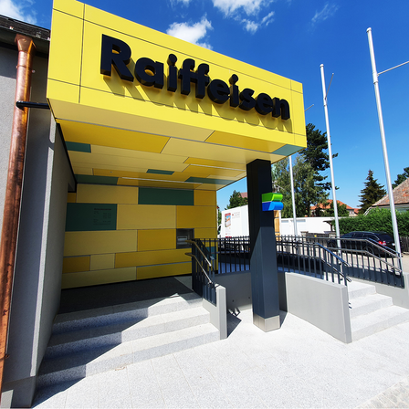 Bild enthält, Handrail, Architecture, Building, Indoors, Interior Design, Car, Vehicle, Machine, Terminal, Hotel