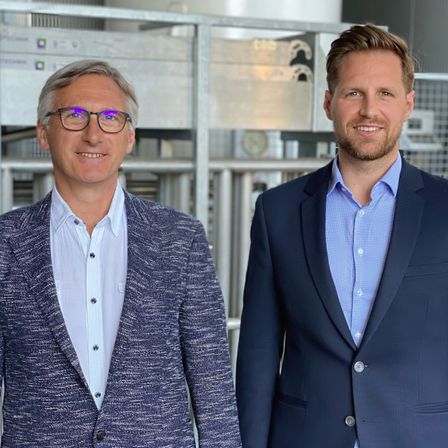 Bild enthält, Blazer, Coat, Jacket, Formal Wear, Suit, Shirt, Adult, Male, Man, Person