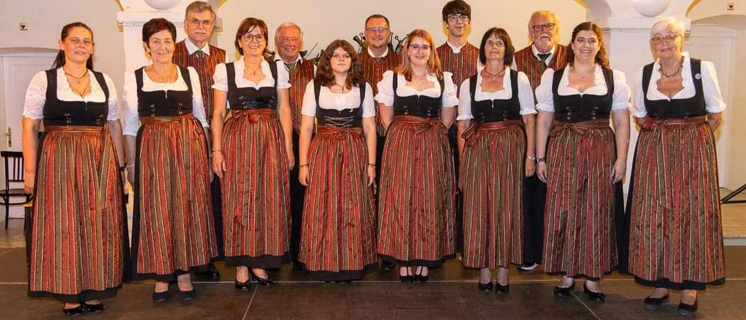 Bild enthält, Person, Adult, Female, Woman, Bride, Wedding, Groupshot, Clothing, Dress, Face