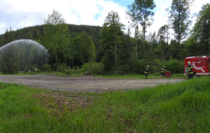 Bild enthält, Vegetation, Person, Tree, Vehicle, Fire Truck, Truck, Grass, Outdoors, Water