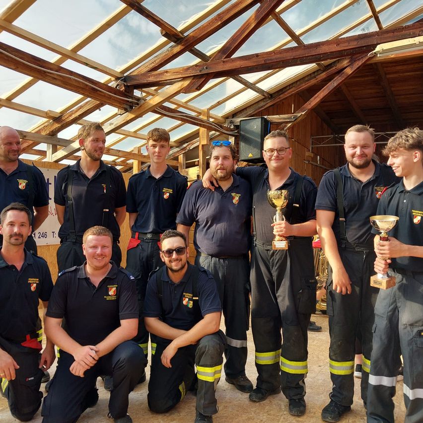 Bild enthält, People, Person, Groupshot, Adult, Male, Man, Clothing, Shorts, Shoe, Face