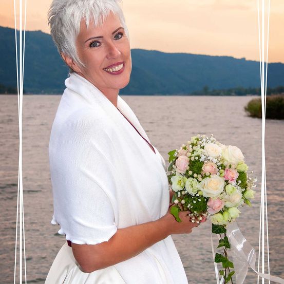 Bild enthält, Flower, Flower Arrangement, Flower Bouquet, Dress, Person, Portrait, Gown, Adult, Female, Woman