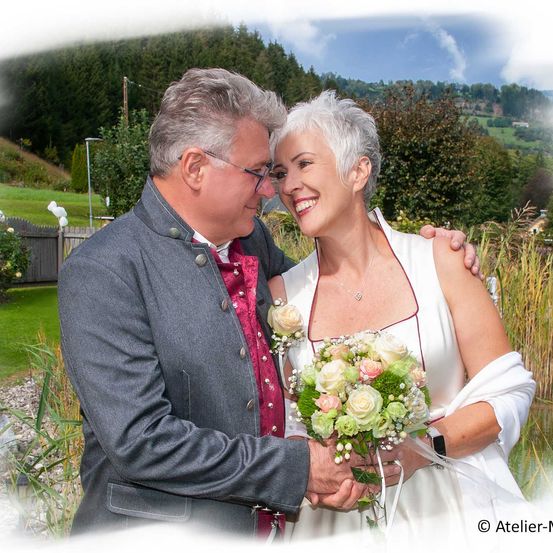 Bild enthält, Flower, Flower Arrangement, Flower Bouquet, Photography, Portrait, Dress, Formal Wear, Gown, Wedding Gown, Rose