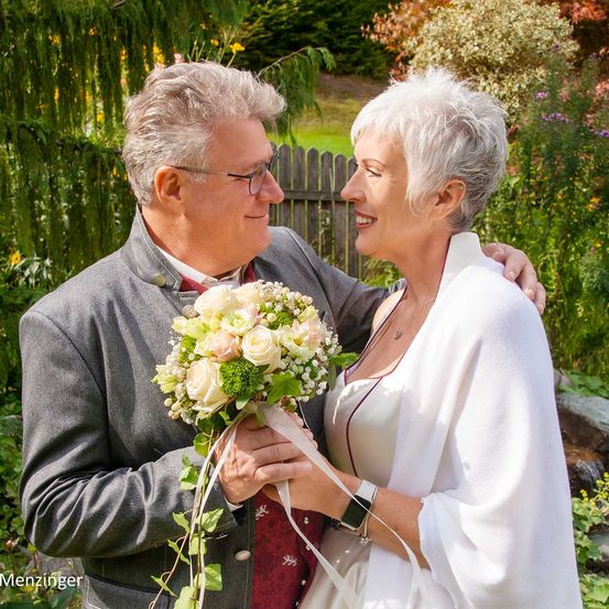 Bild enthält, Flower, Flower Arrangement, Flower Bouquet, Rose, Person, Portrait, Petal, Dress, Bride, Woman