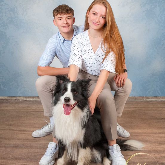 Bild enthält, Face, Head, Person, Photography, Portrait, Shoe, People, Sitting, Pants, Blouse