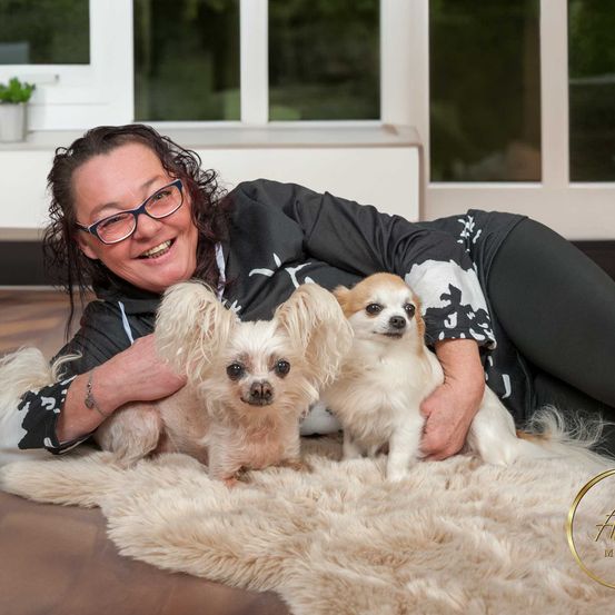 Bild enthält, Person, Photography, Portrait, Canine, Pet, Puppy, Glasses, Adult, Female, Woman