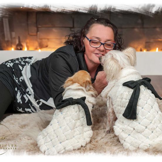 Bild enthält, Photography, Person, Portrait, Glasses, Coat, Jacket, Puppy, Fireplace, Adult, Man