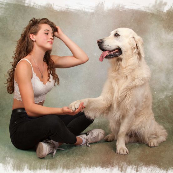 Bild enthält, Canine, Dog, Pet, White Dog, Adult, Female, Person, Woman, Golden Retriever, Portrait