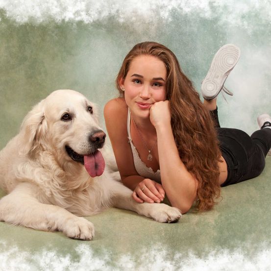 Bild enthält, Person, Photography, Portrait, Shoe, Dog, White Dog, Golden Retriever, Adult, Female, Woman