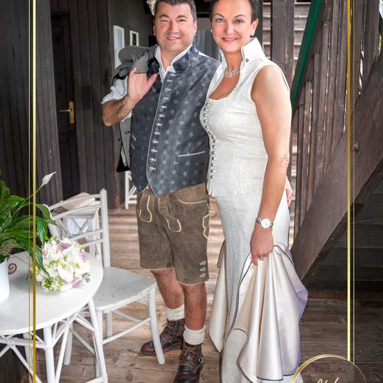 Bild enthält, Potted Plant, Shorts, Photography, Portrait, Pants, Shoe, Flower Arrangement, Skirt, Blouse, Planter