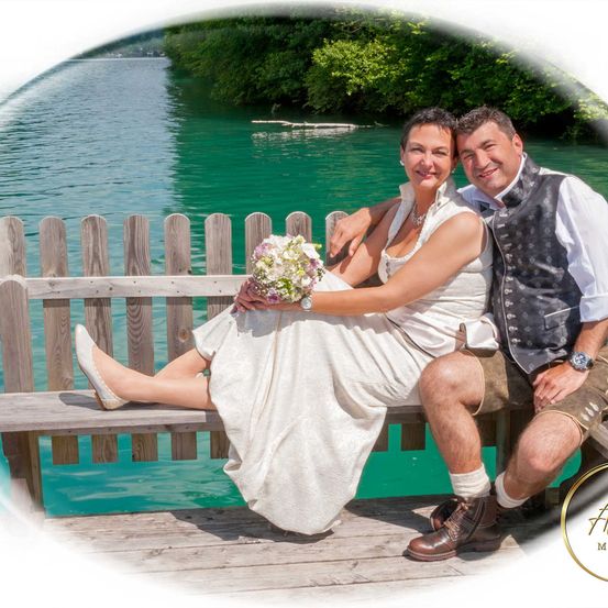 Bild enthält, Photography, Person, Portrait, Flower, Flower Arrangement, Flower Bouquet, Waterfront, Dress, Bench, Bride