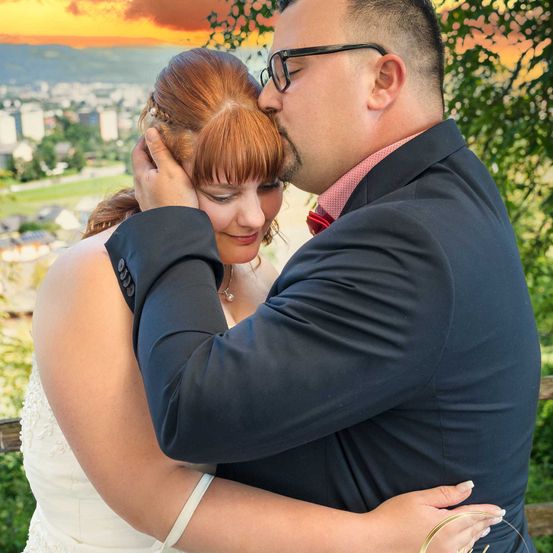 Bild enthält, Person, Photography, Portrait, Dress, Formal Wear, Suit, Gown, Wedding Gown, Bride, Woman