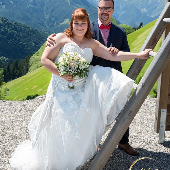 Bild enthält, Photography, Portrait, Dress, Flower Arrangement, Flower Bouquet, Formal Wear, Fashion, Gown, Wedding Gown, Grass