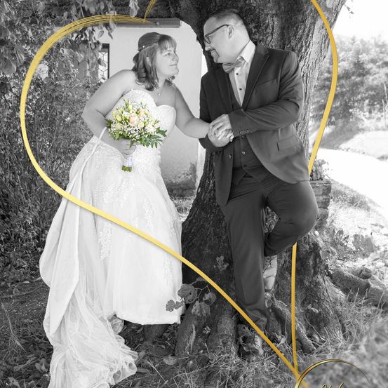 Bild enthält, Flower, Flower Arrangement, Flower Bouquet, Dress, Formal Wear, Fashion, Gown, Photography, Portrait, Wedding Gown