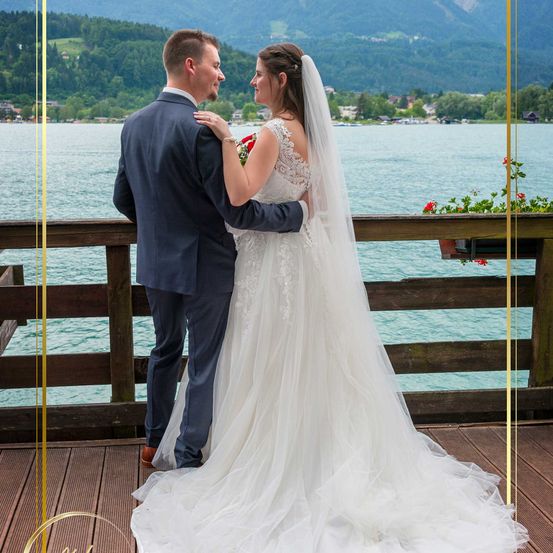 Bild enthält, Dress, Formal Wear, Gown, Wedding, Wedding Gown, Person, Photography, Portrait, Waterfront, Bridegroom