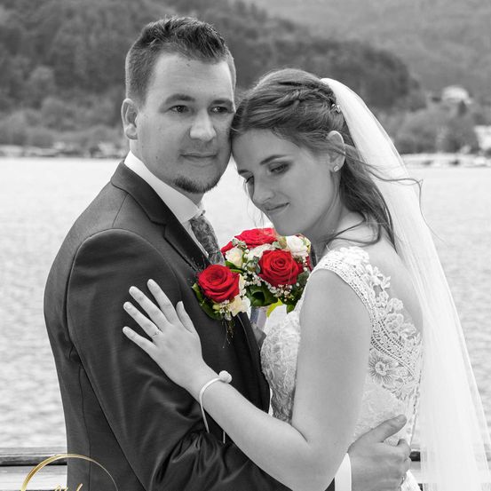 Bild enthält, Flower, Flower Arrangement, Flower Bouquet, Rose, Dress, Formal Wear, Gown, Person, Portrait, Suit