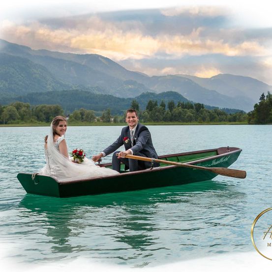 Bild enthält, Boat, Canoeing, Person, Vehicle, Water, Adult, Bride, Female, Woman, Outdoors