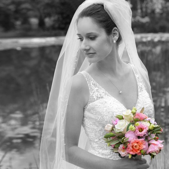 Bild enthält, Flower, Flower Arrangement, Flower Bouquet, Dress, Rose, Fashion, Formal Wear, Gown, Bridal Veil, Wedding Gown